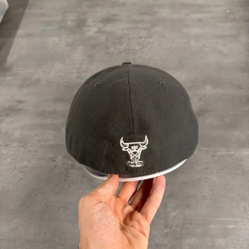 New Era Chicago Bulls Hat 7 3/4 Grey Silver 59FIFTY Fitted‎ Windy City NBA Cap